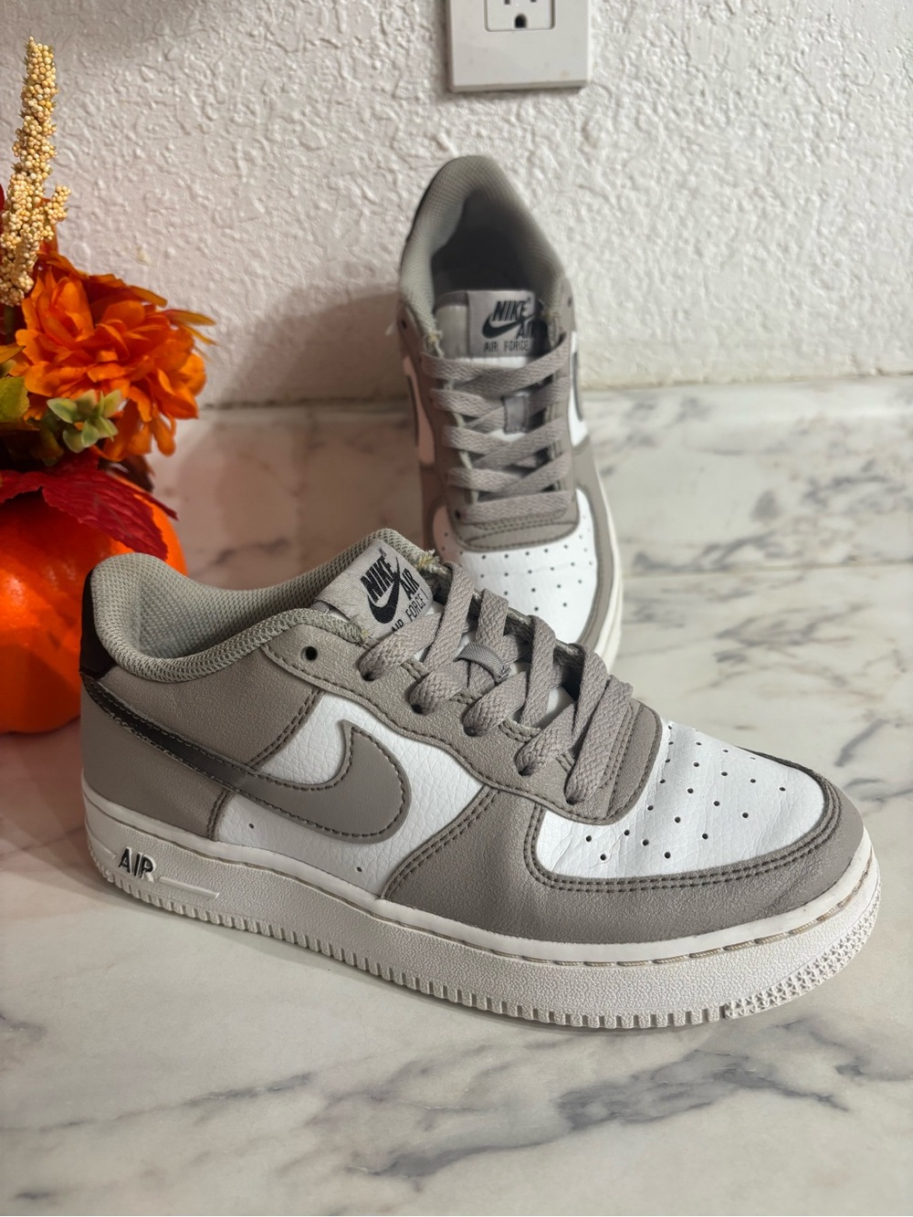 Nike Kids Low-Top Sneakers in White and Gray size 4Y